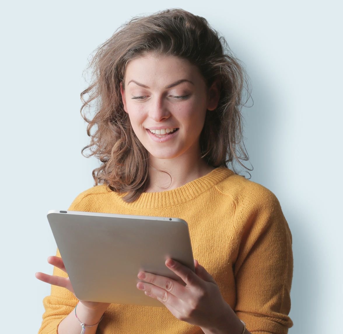 photo d'une femme utilisant une tablette numérique pour le SEO