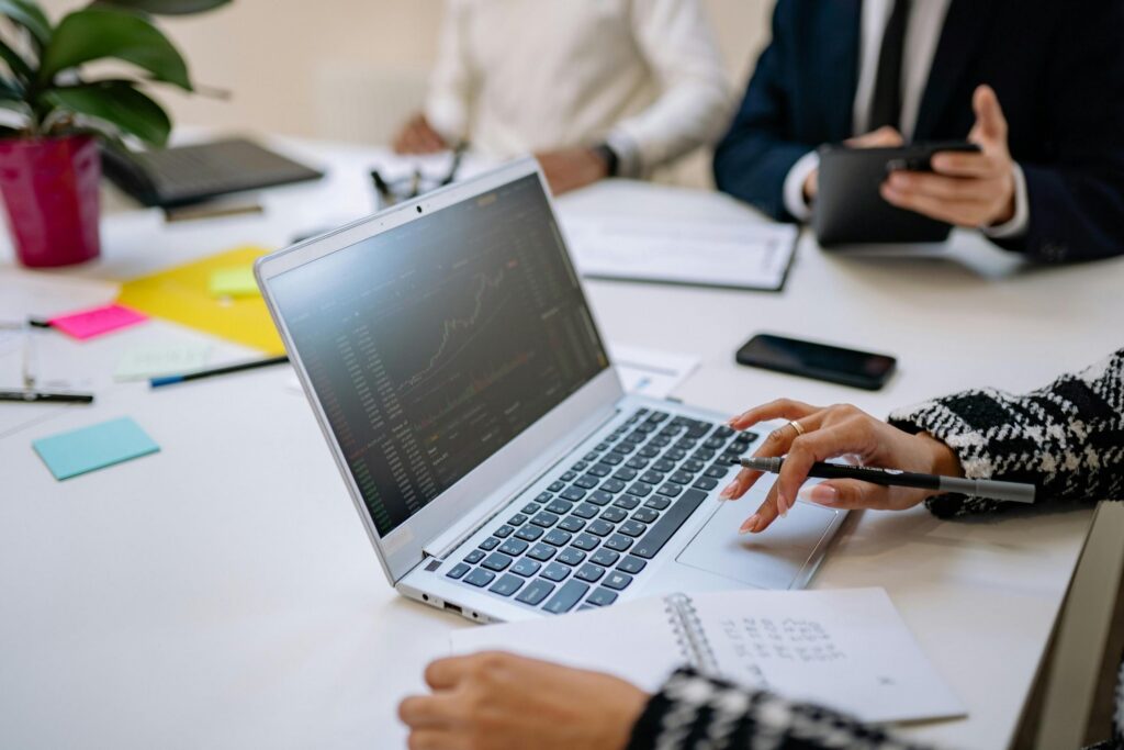 Consultants analysant les données techniques d'un site lors d'un audit SEO