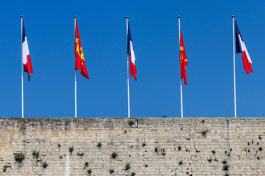 Drapeaux de France et de Normandie à Caen - agence SEO local