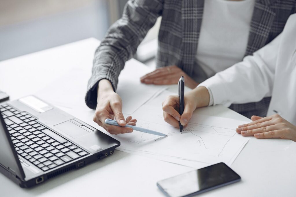 Accompagnement SEO personnalisé - consultant en formation avec un client