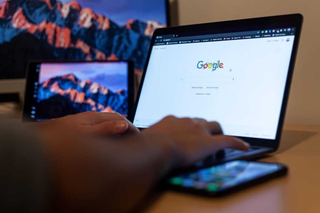 Optimisation de fiche Google Business Profile sur ordinateur et mobile