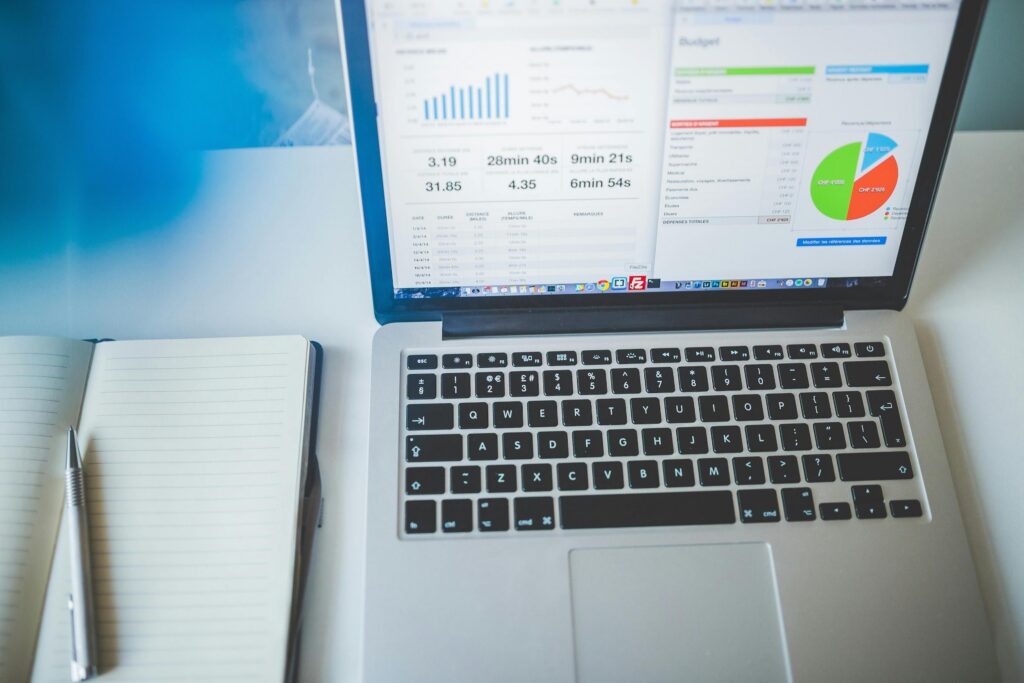 Formation SEO - analyse des performances web et métriques sur ordinateur
