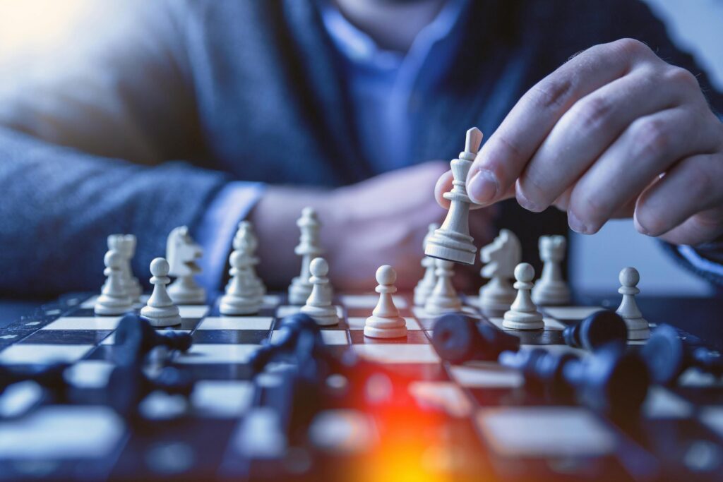 Jeu d'échecs illustrant la stratégie SEO et la planification digitale