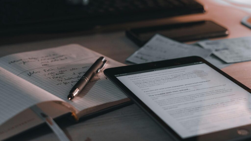 Stratégie de contenu SEO - organisation éditoriale sur tablette et carnet