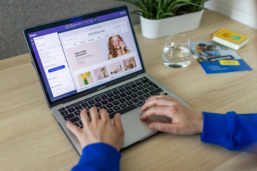Gestion et référencement SEO de site PrestaShop sur ordinateur