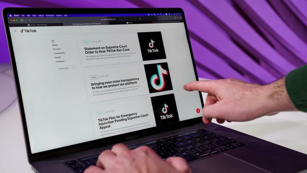 Site web TikTok affiché sur MacBook Pro avec logo TikTok pour la gestion de campagnes publicitaires TikTok Ads