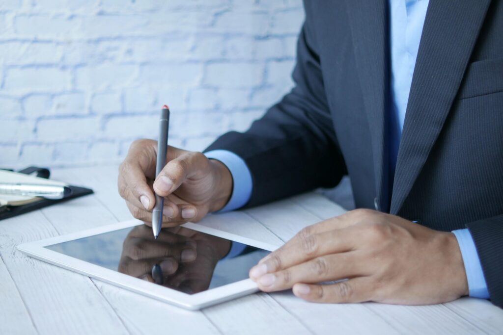 Coaching SEO personnalisé - consultant travaillant sur tablette