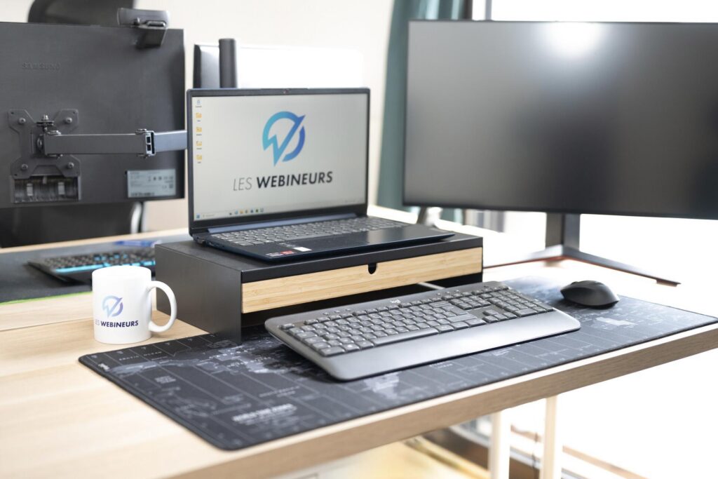 Poste de travail de l'agence web Les Webineurs avec ordinateur portable, double écran et clavier professionnel pour la création de sites internet