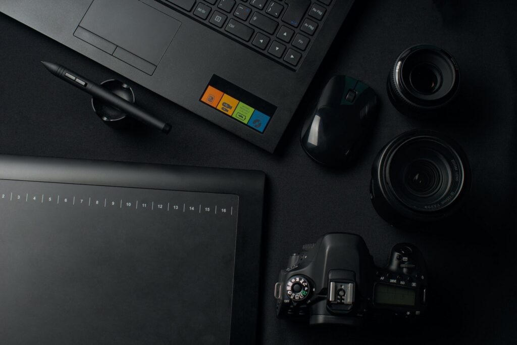 Équipement de production vidéo professionnelle avec appareil photo reflex, objectifs, tablette graphique et ordinateur portable pour une agence de création de contenu vidéo