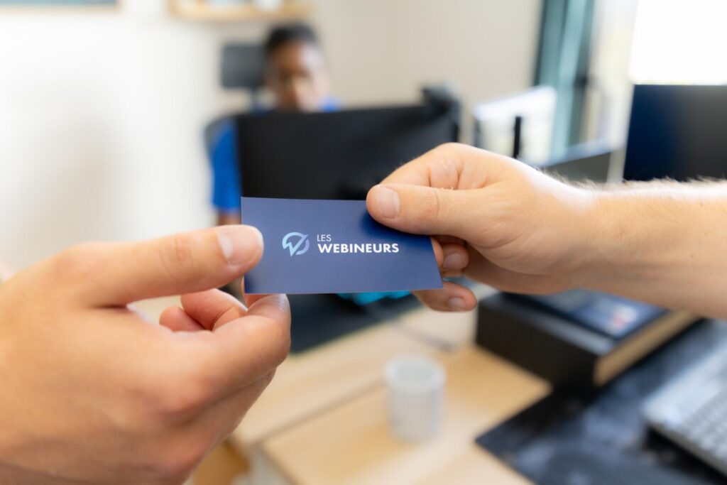 Échange de carte de visite Les Webineurs en agence, création de site web vitrine professionnel pour valoriser l'image et la présence en ligne de votre entreprise