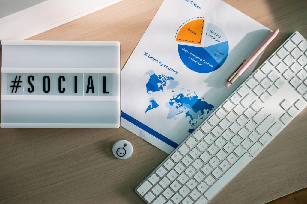 Lightbox #Social, rapport d'analyse de données et carte du monde sur un bureau, stratégie de marketing digital et réseaux sociaux par une agence spécialisée